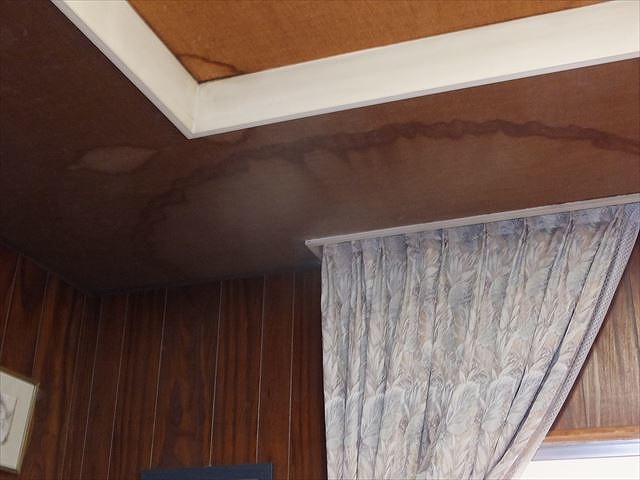 岐阜市で雨漏りを放置して天井や壁に大きな雨染み、天井クロスの色も変化していて建物への被害も